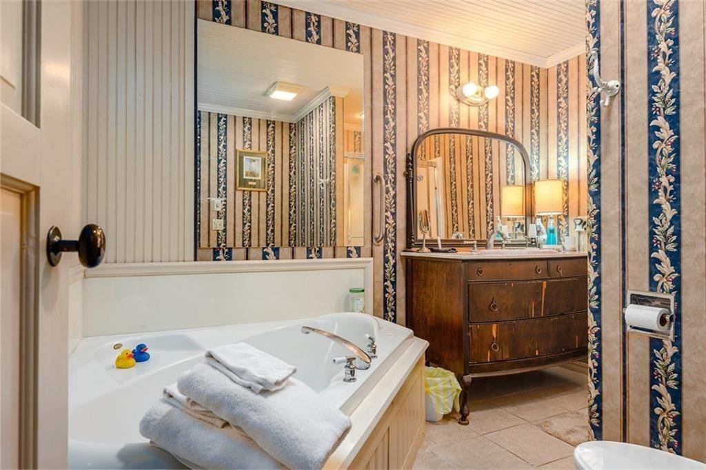 Jacuzzi tub in the Nottinghamshire Suite